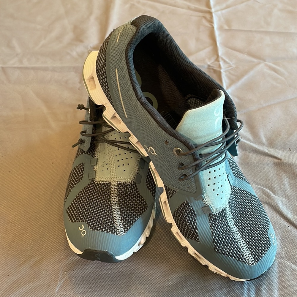 On Cloud sneakers women’s size 8.5